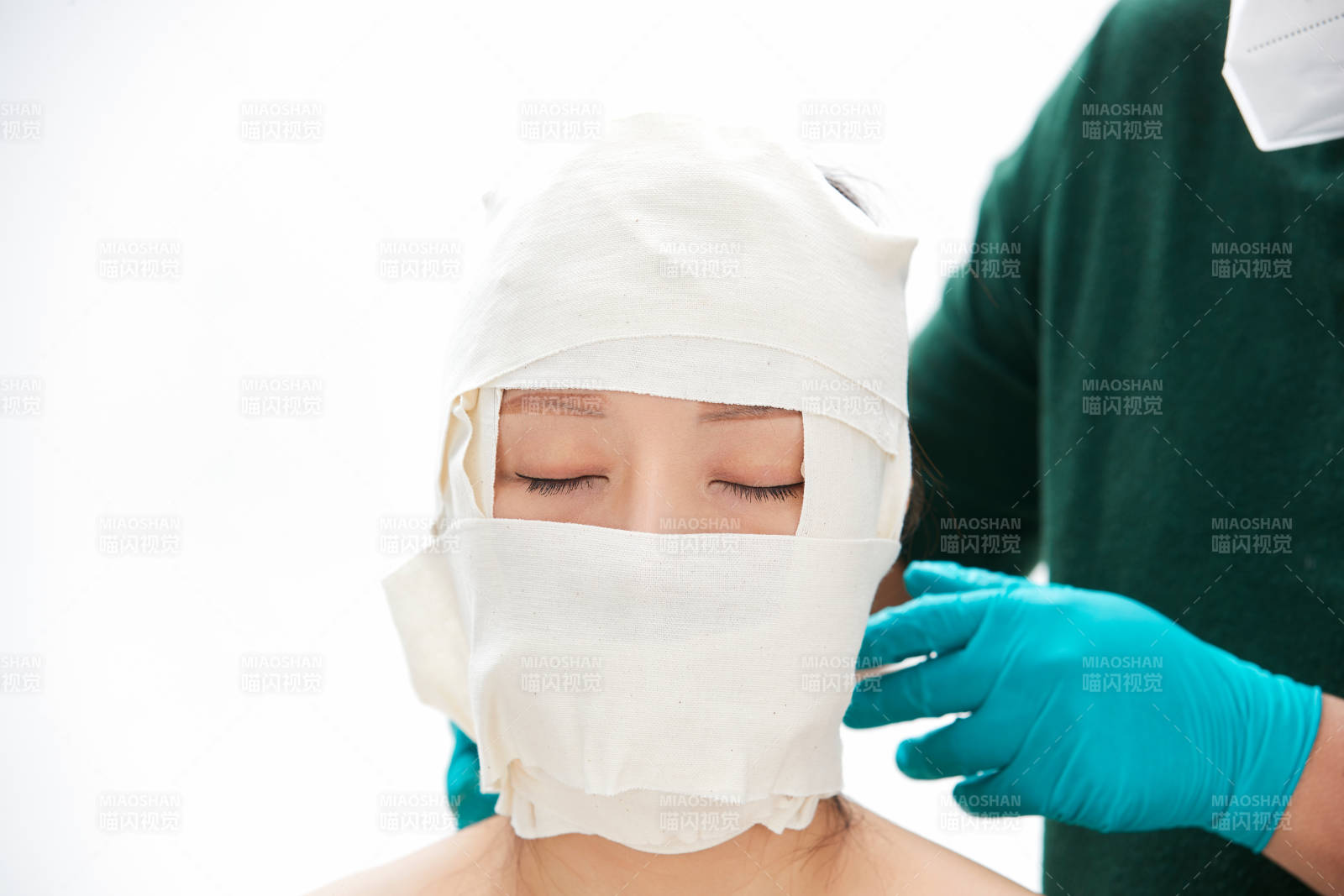 做面部注射整形的亚洲女士图片