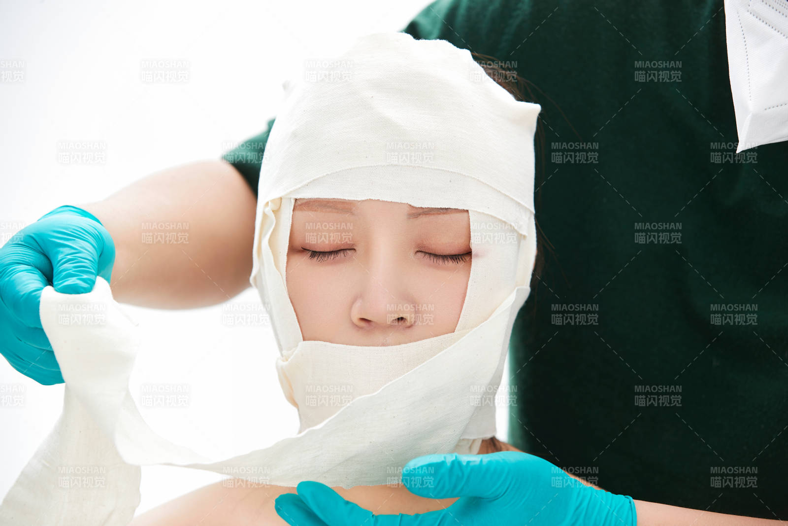 做面部注射整形的亚洲女士图片