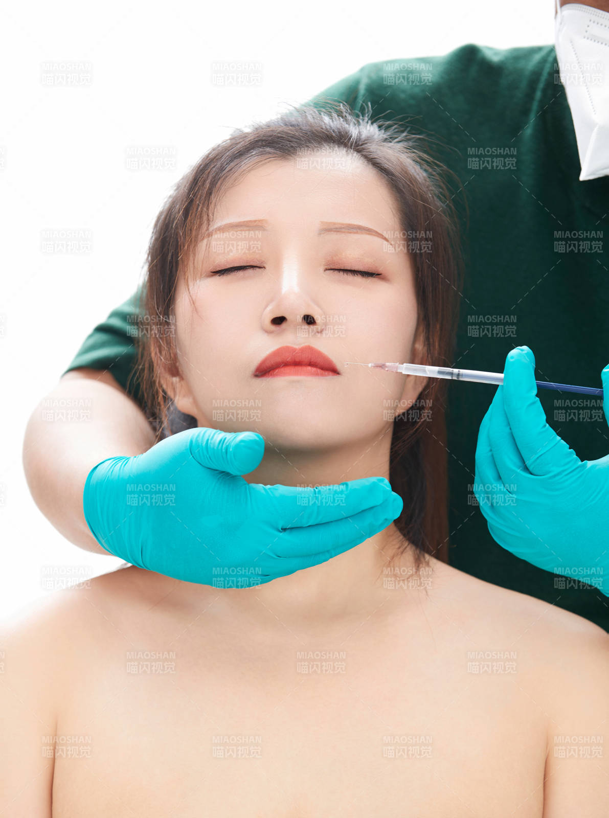 做面部注射整形的亚洲女士图片