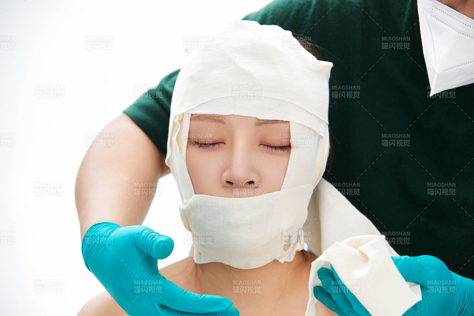 做面部注射整形的亚洲女士图片