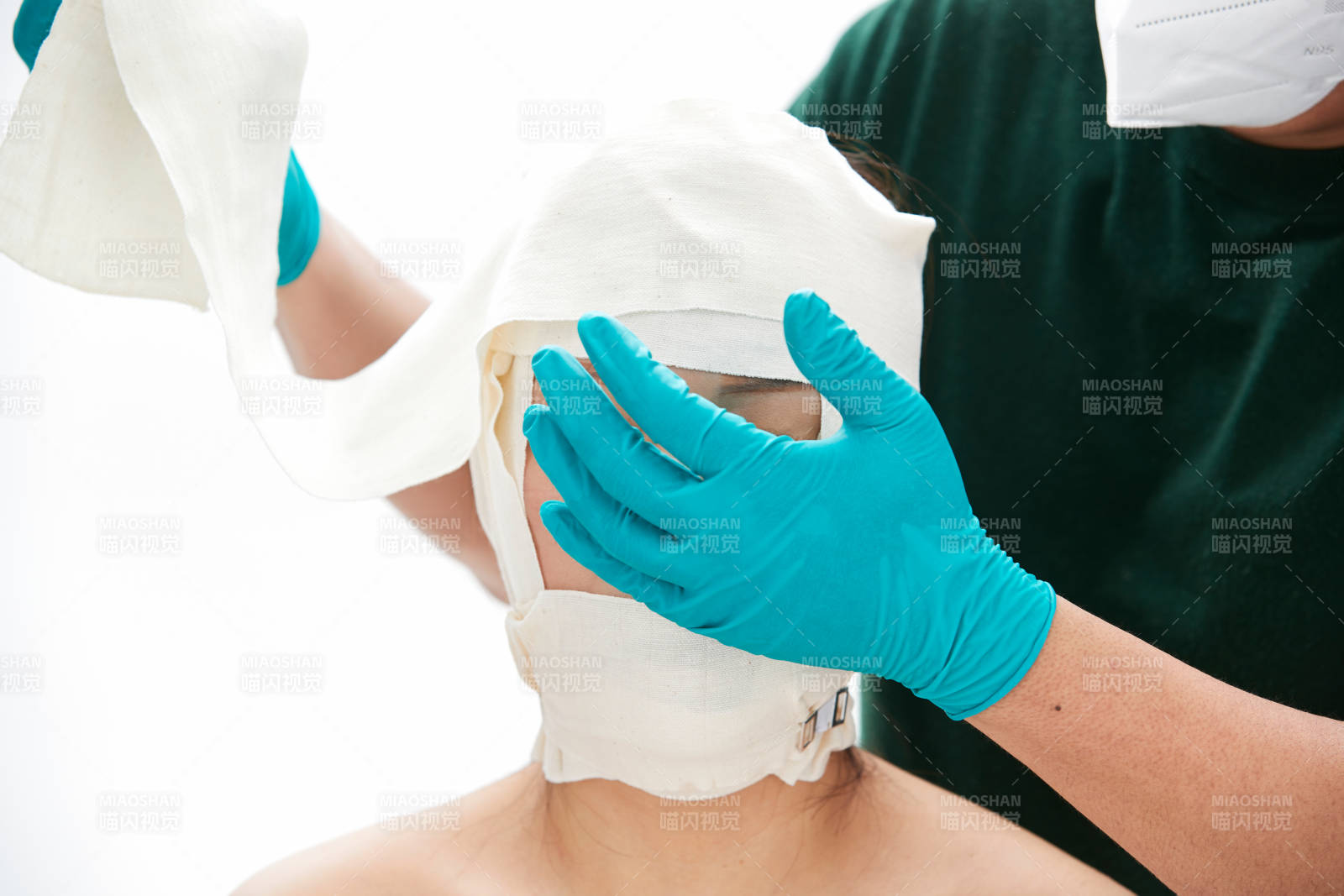 做面部注射整形的亚洲女士图片