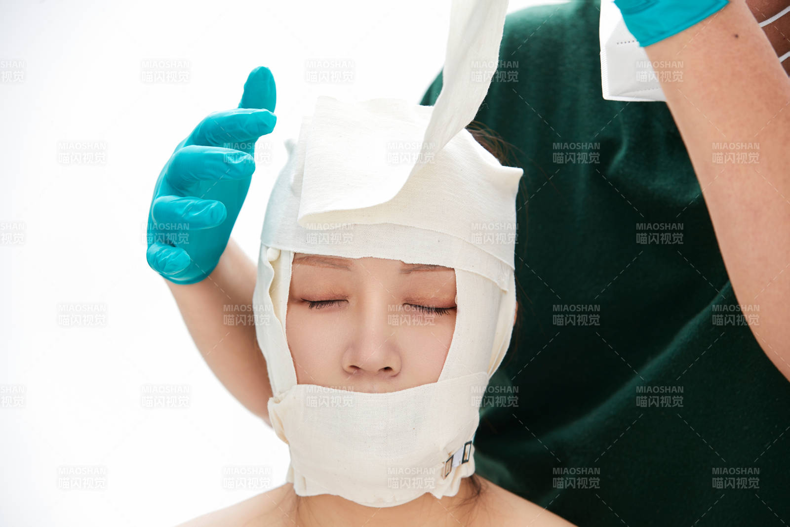 做面部注射整形的亚洲女士图片