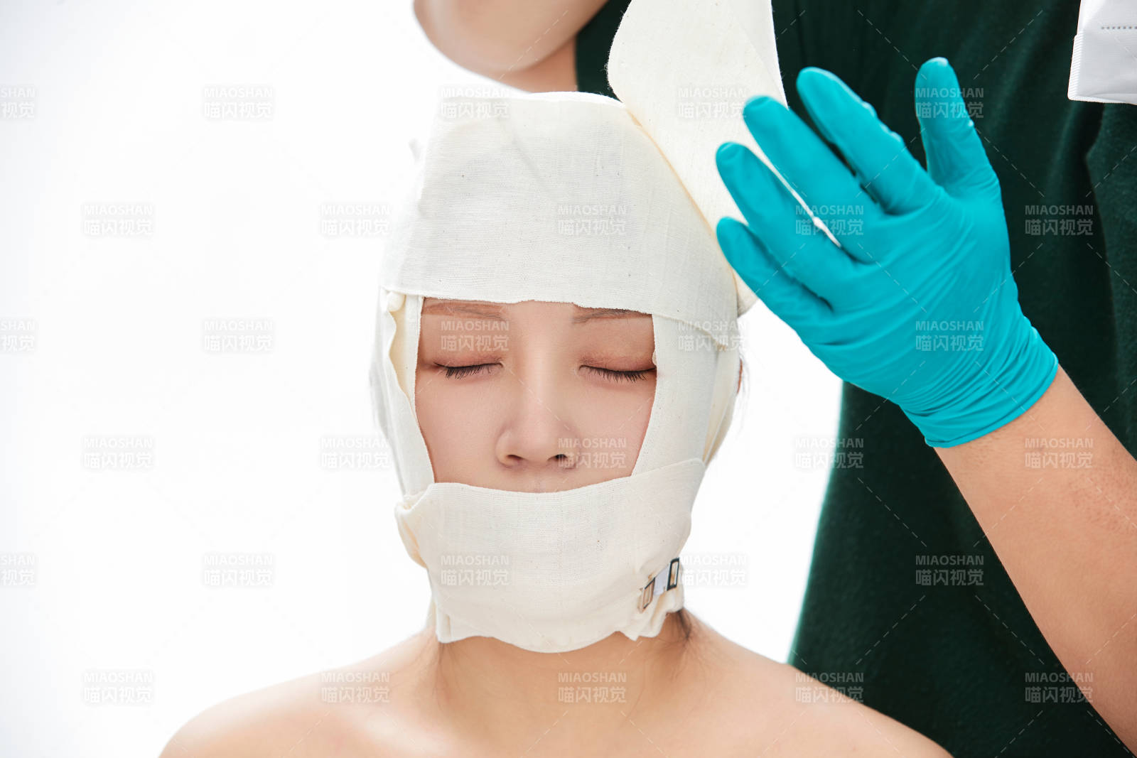 做面部注射整形的亚洲女士图片