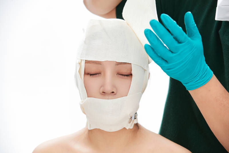 做面部注射整形的亚洲女士图片