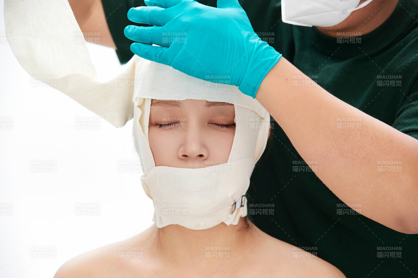 做面部注射整形的亚洲女士图片