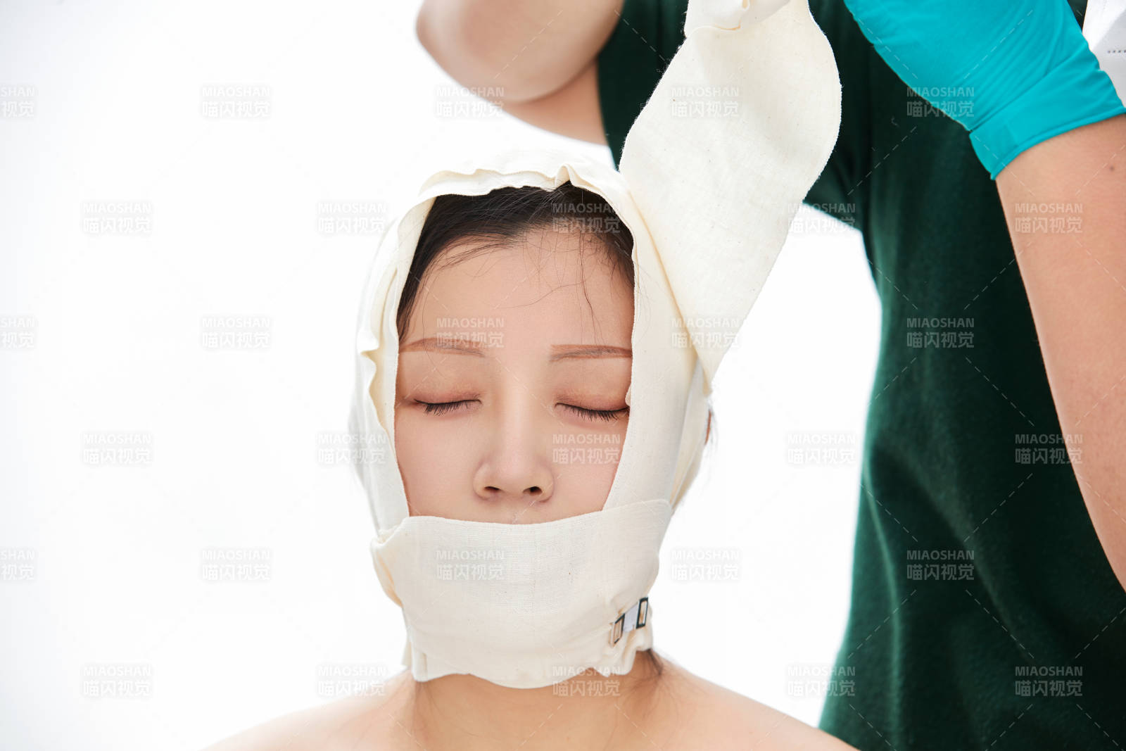 做面部注射整形的亚洲女士图片