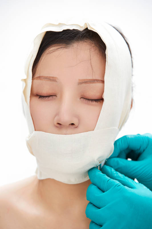 做面部注射整形的亚洲女士图片