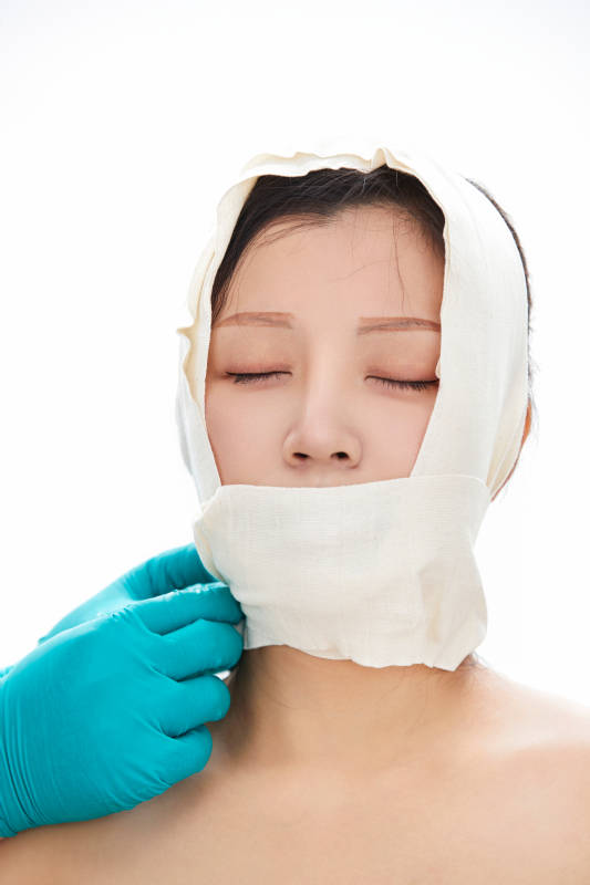 做面部注射整形的亚洲女士图片