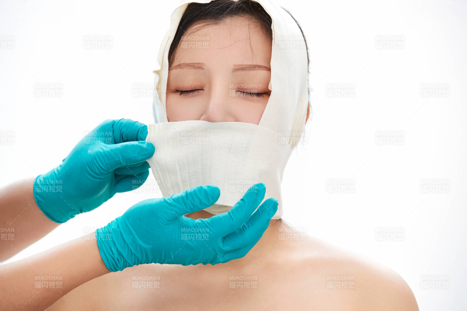 做面部注射整形的亚洲女士图片