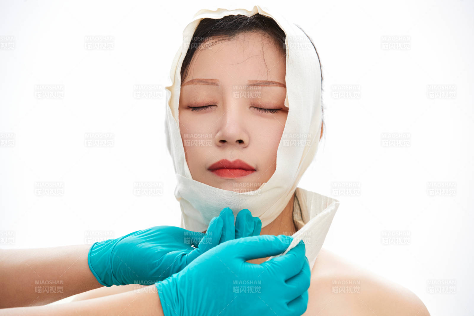 做面部注射整形的亚洲女士图片