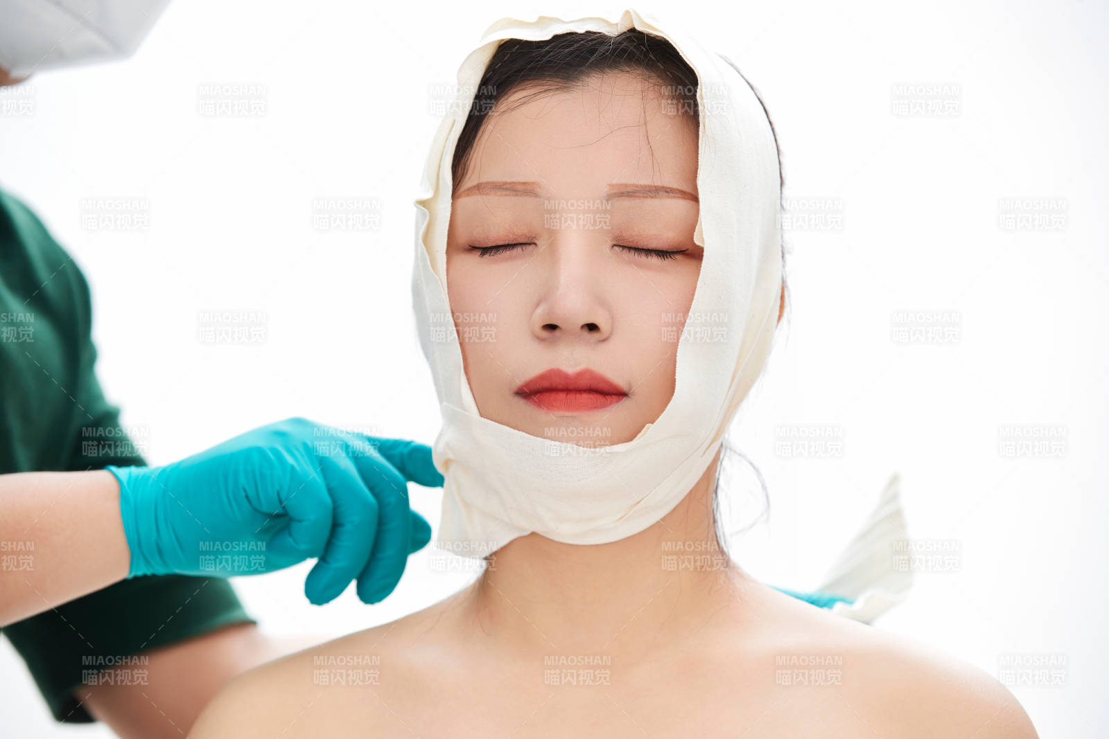 做面部注射整形的亚洲女士图片