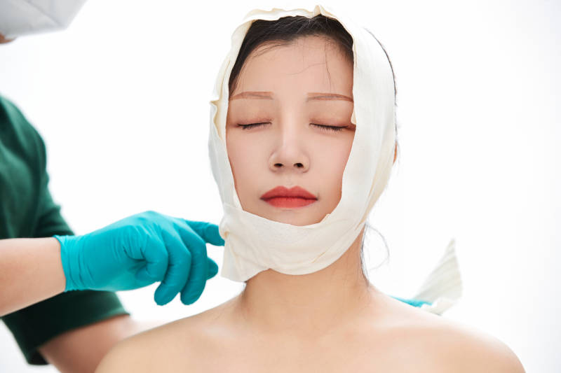 做面部注射整形的亚洲女士图片