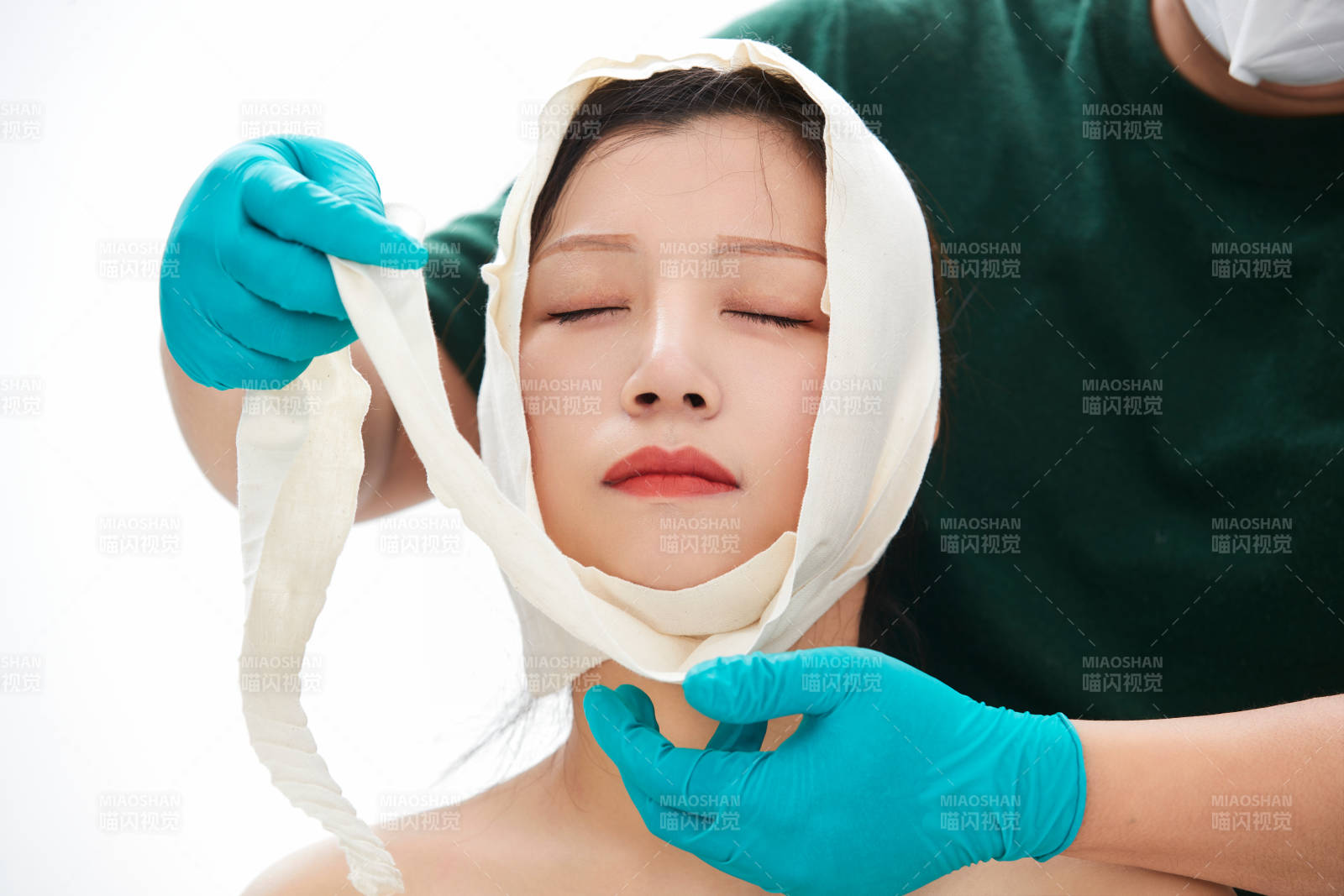 做面部注射整形的亚洲女士图片