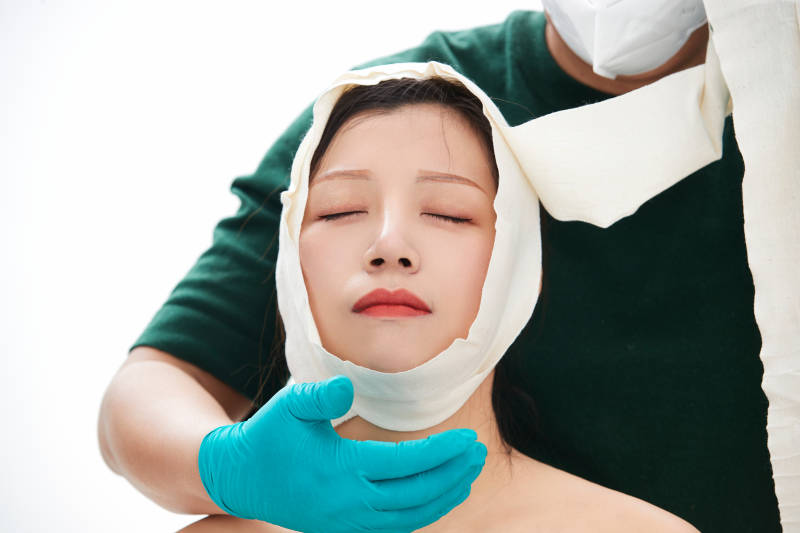 做面部注射整形的亚洲女士图片