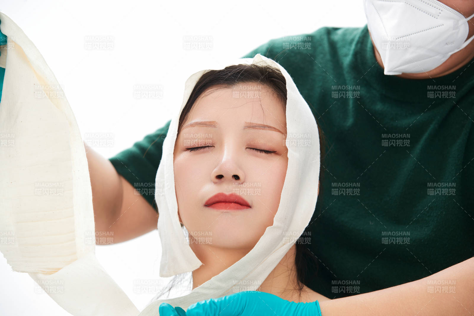 做面部注射整形的亚洲女士图片