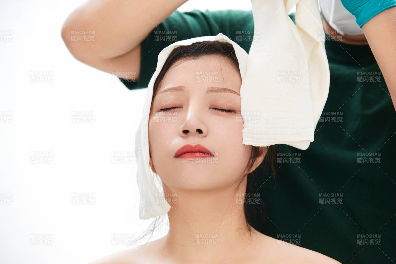 做面部注射整形的亚洲女士图片