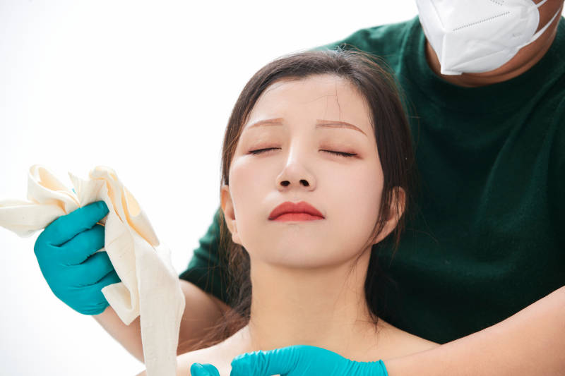 做面部注射整形的亚洲女士图片