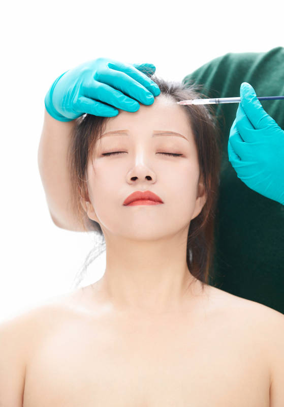 做面部注射整形的亚洲女士图片