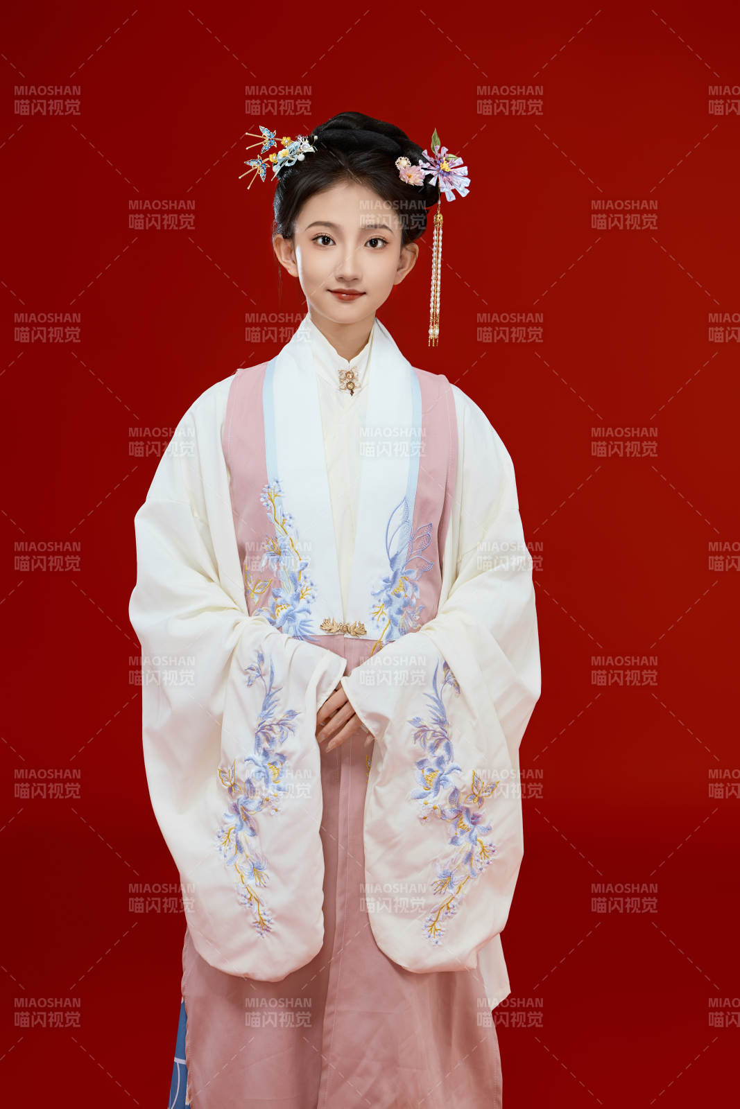 红色背景下穿着中国明朝明制汉服服饰的少女图片