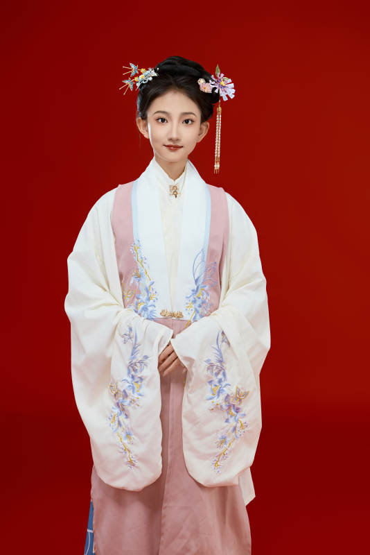 红色背景下穿着中国明朝明制汉服服饰的少女图片