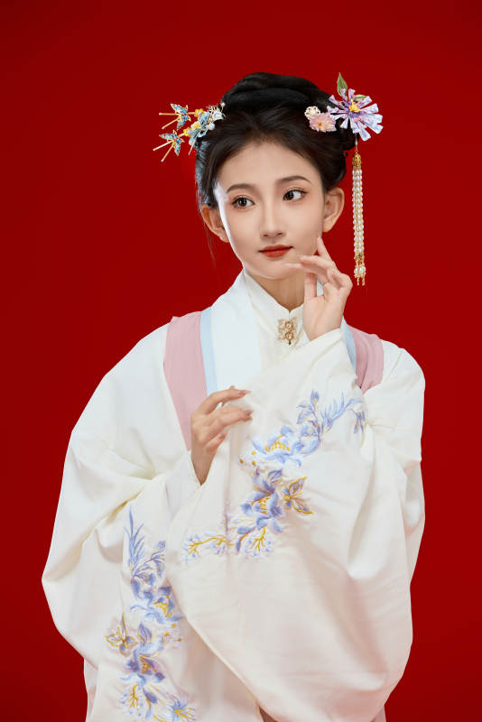 红色背景下穿着中国明朝明制汉服服饰的少女图片