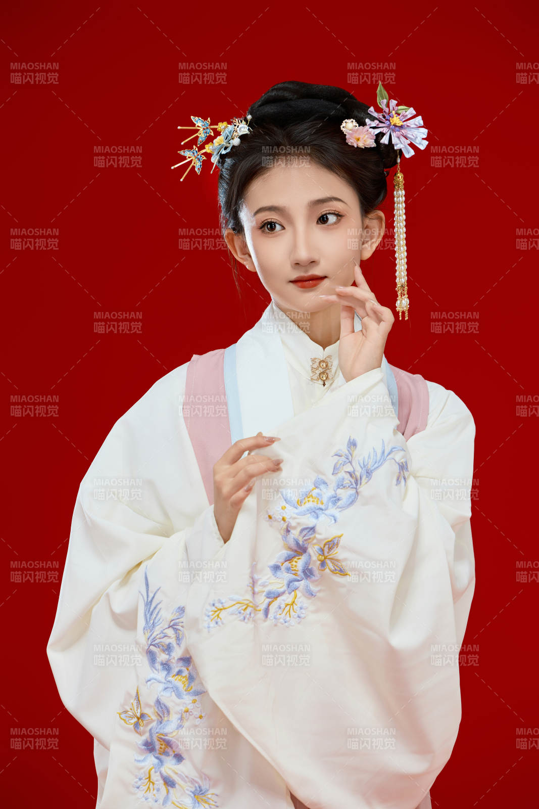 红色背景下穿着中国明朝明制汉服服饰的少女图片