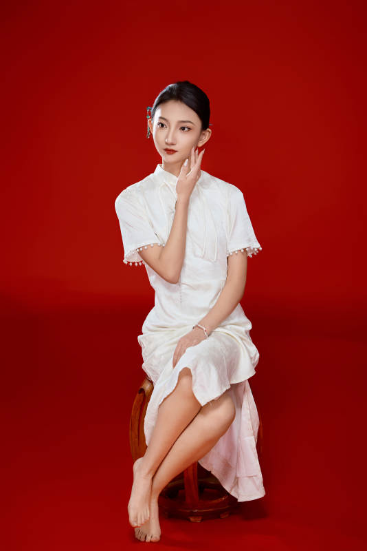 红色背景下穿着中式传统旗袍的美丽少女图片