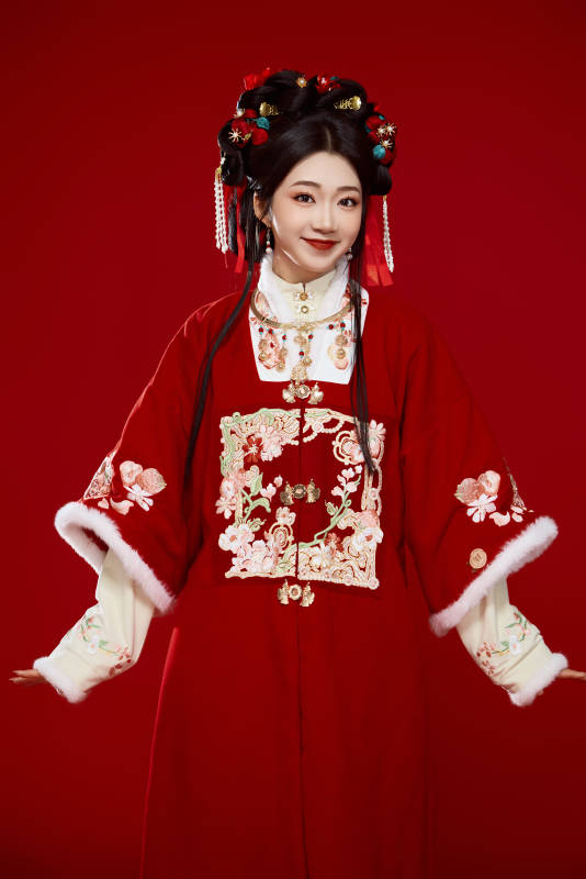 喜庆红色背景下身穿中国汉服的年轻女性图片