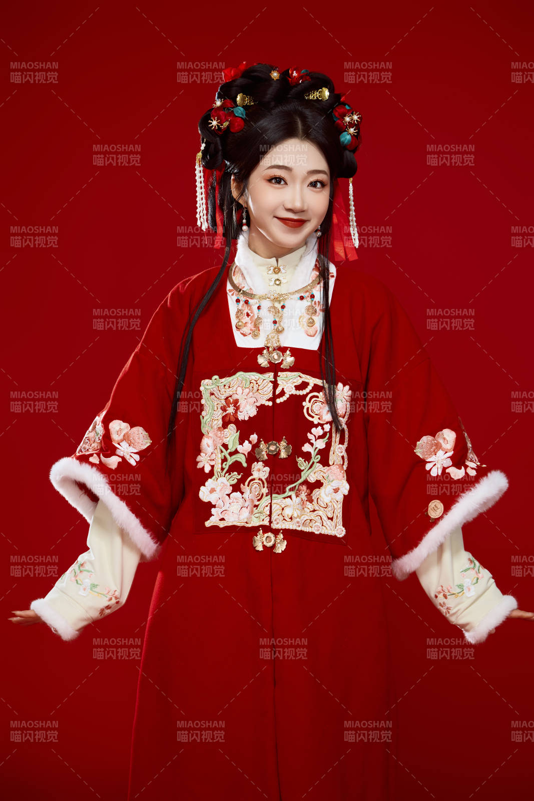 喜庆红色背景下身穿中国汉服的年轻女性图片