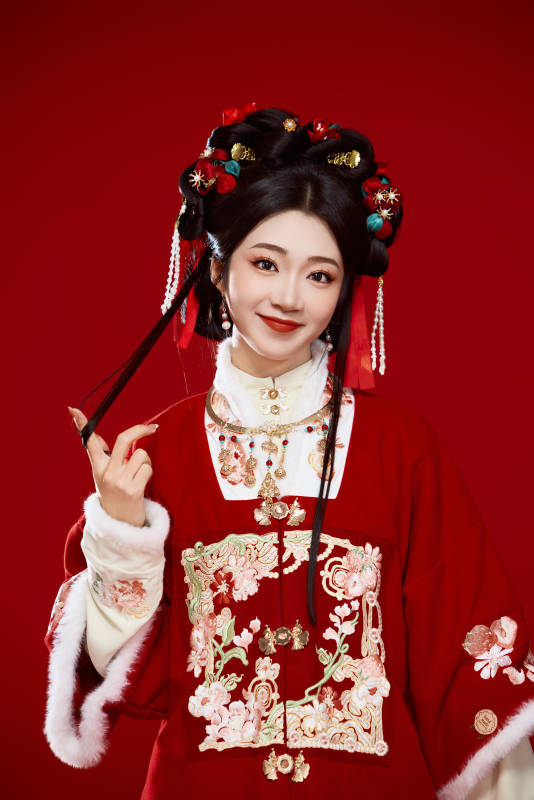 喜庆红色背景下身穿中国汉服的年轻女性图片