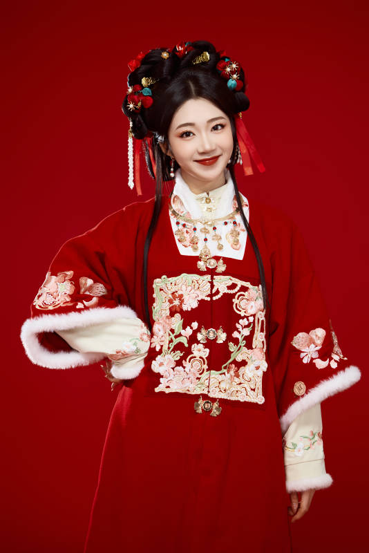 喜庆红色背景下身穿中国汉服的年轻女性图片