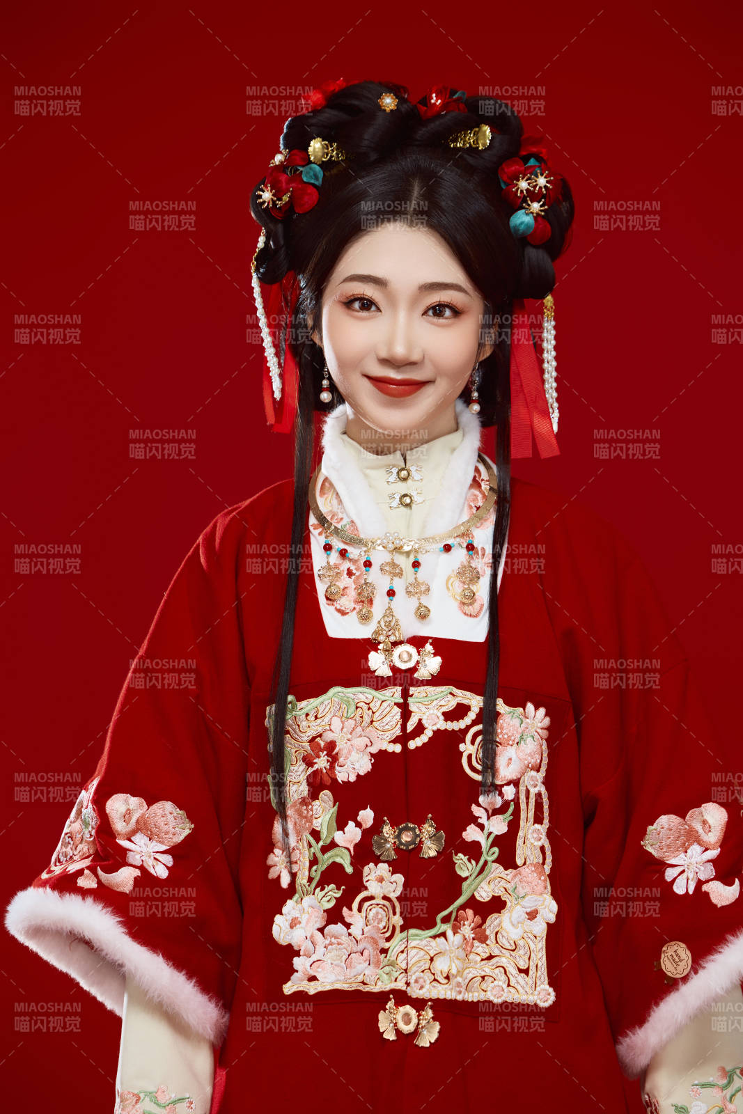 喜庆红色背景下身穿中国汉服的年轻女性图片