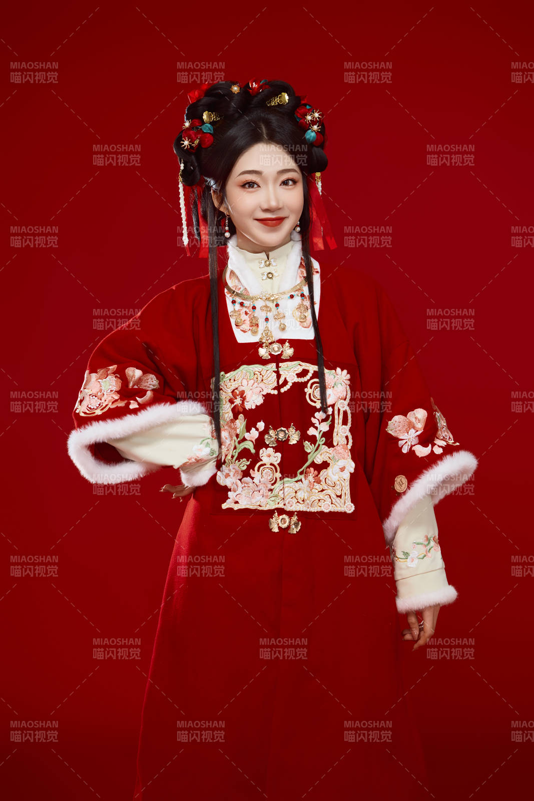 喜庆红色背景下身穿中国汉服的年轻女性图片