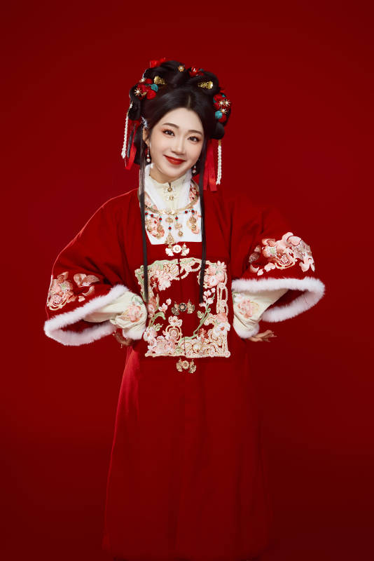 喜庆红色背景下身穿中国汉服的年轻女性图片