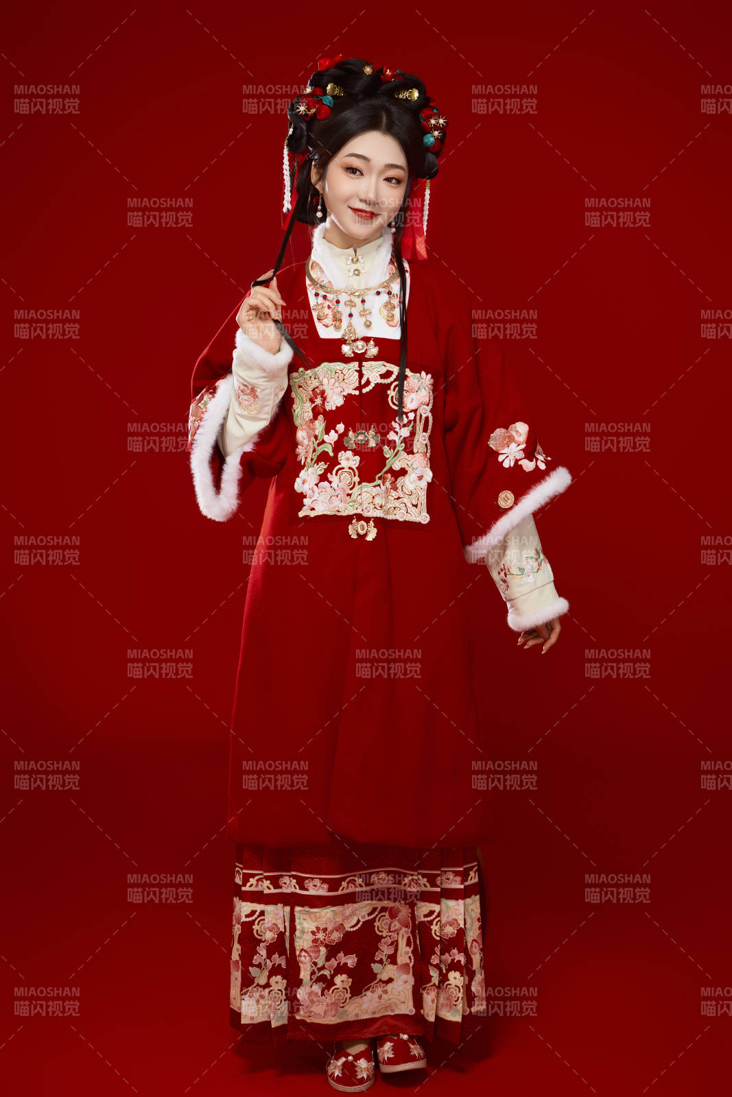喜庆红色背景下身穿中国汉服的年轻女性图片