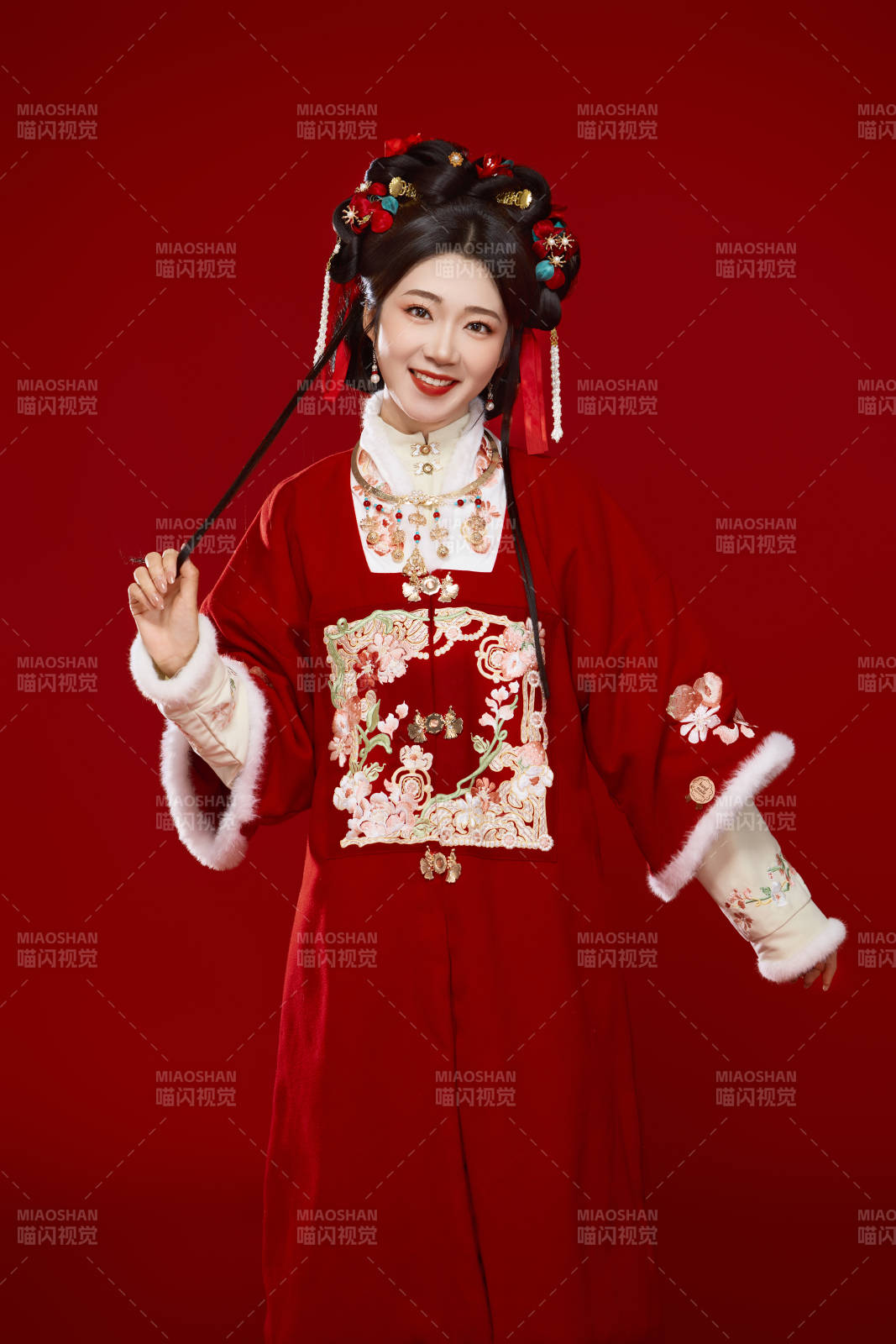 喜庆红色背景下身穿中国汉服的年轻女性图片