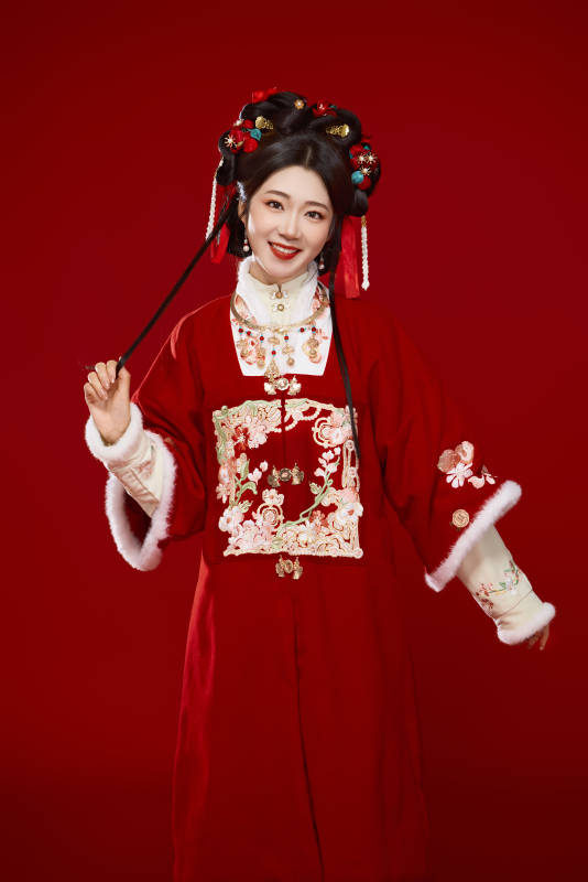 喜庆红色背景下身穿中国汉服的年轻女性图片
