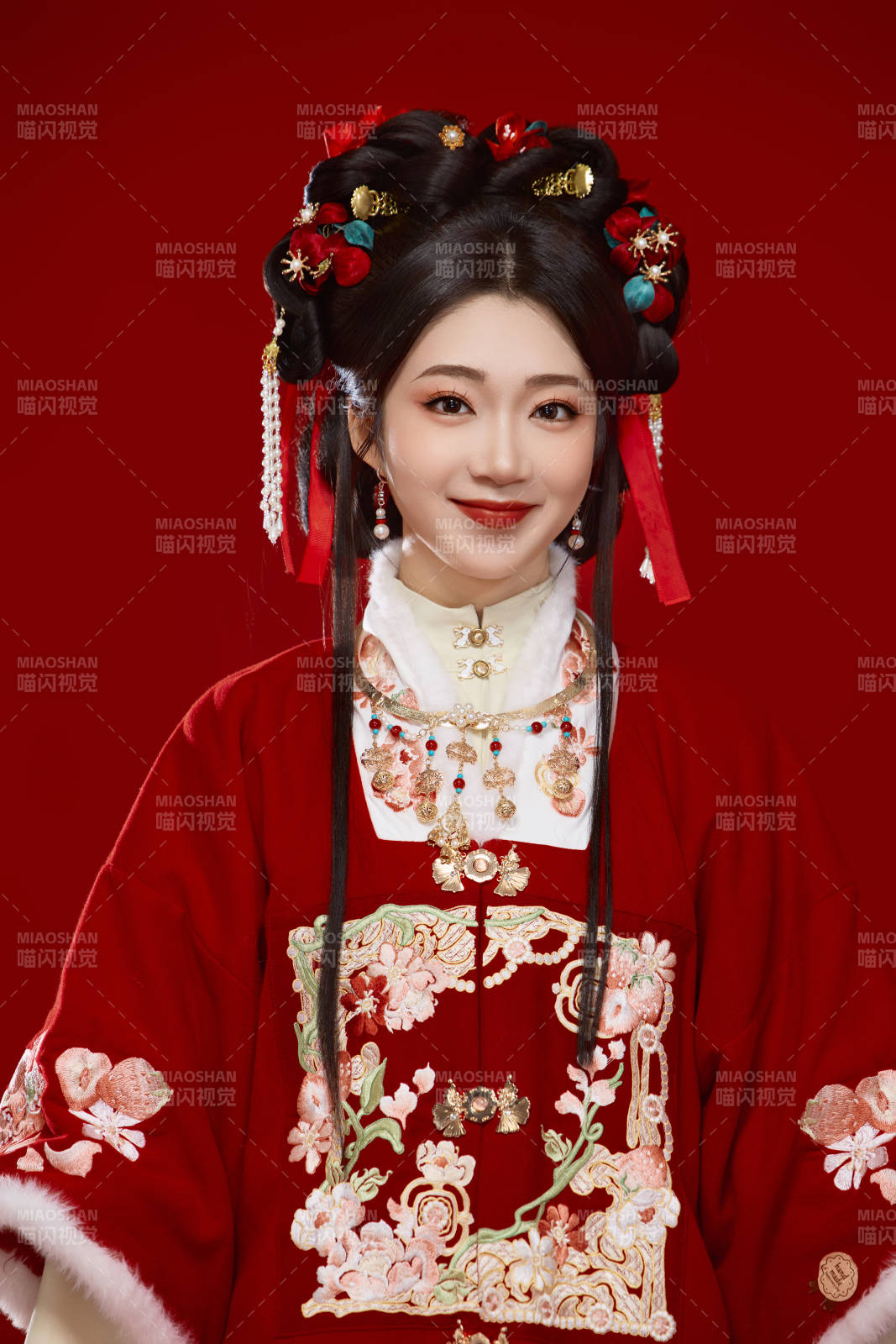 喜庆红色背景下身穿中国汉服的年轻女性图片