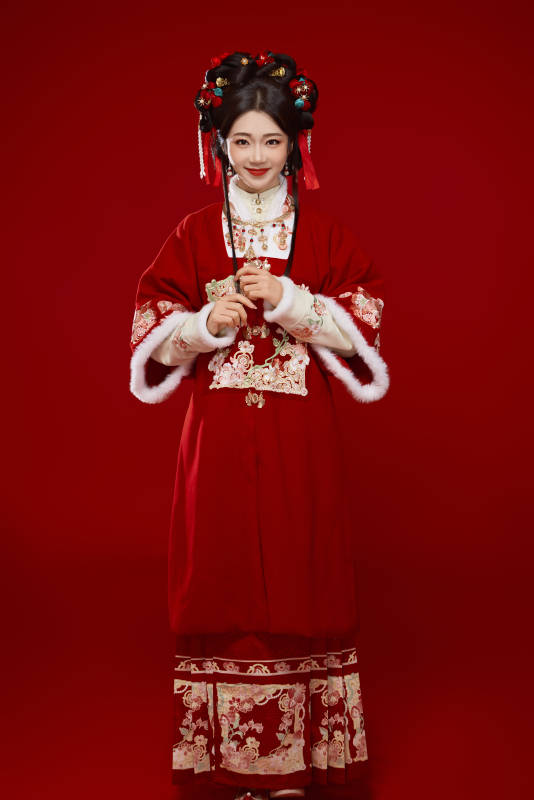 喜庆红色背景下身穿中国汉服的年轻女性图片