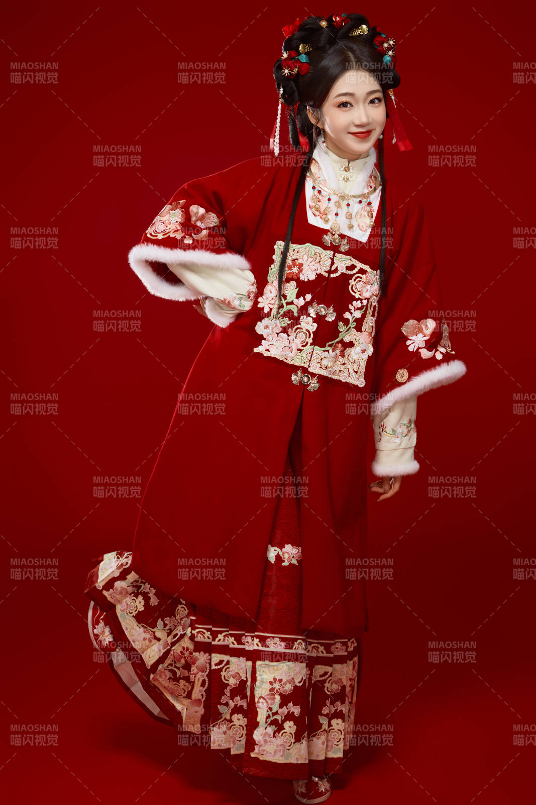 喜庆红色背景下身穿中国汉服的年轻女性图片