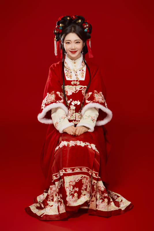 喜庆红色背景下身穿中国汉服的年轻女性图片