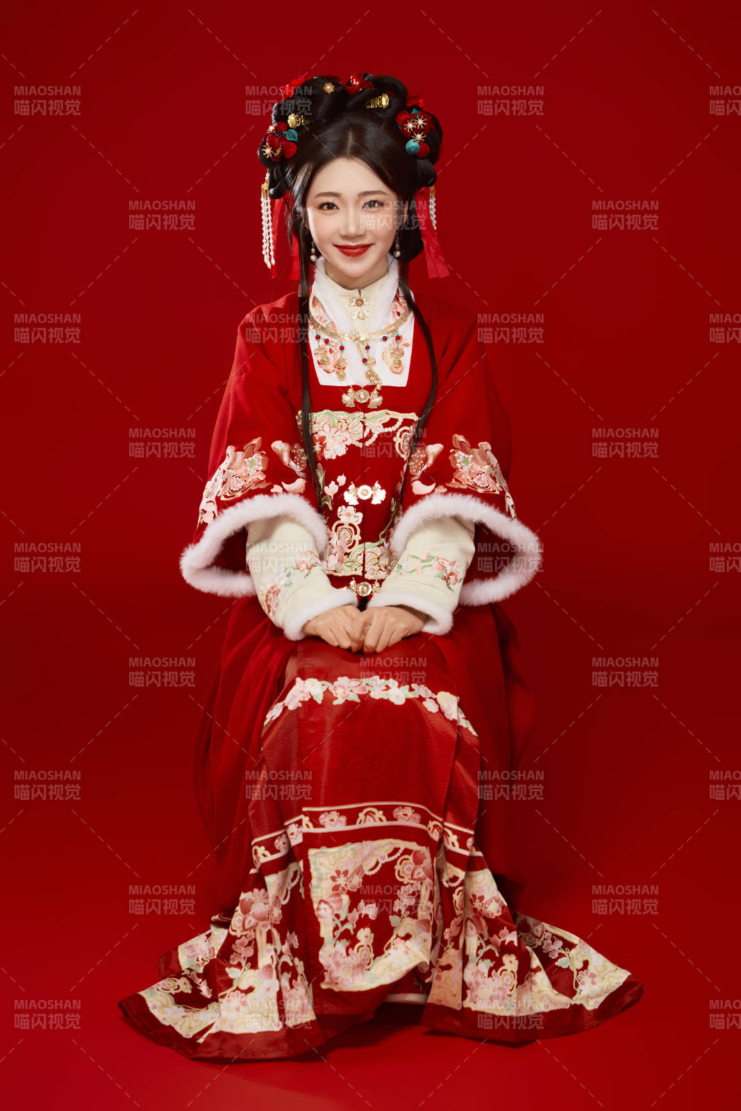 喜庆红色背景下身穿中国汉服的年轻女性图片