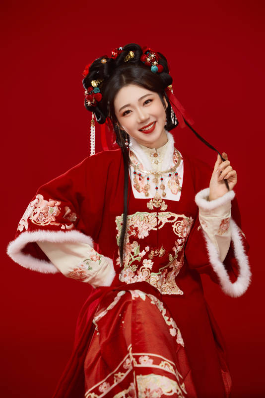 喜庆红色背景下身穿中国汉服的年轻女性图片