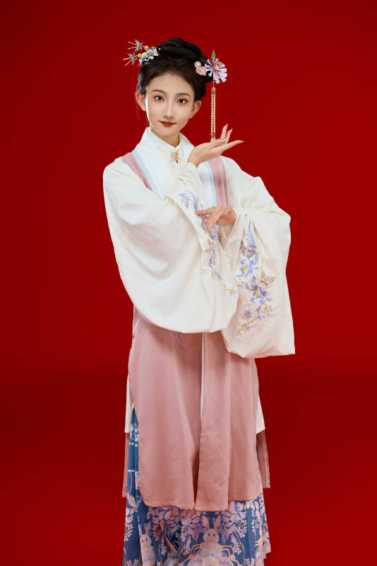 红色背景下穿着中国明朝明制汉服服饰的少女图片