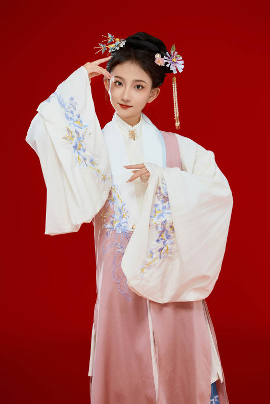 红色背景下穿着中国明朝明制汉服服饰的少女图片