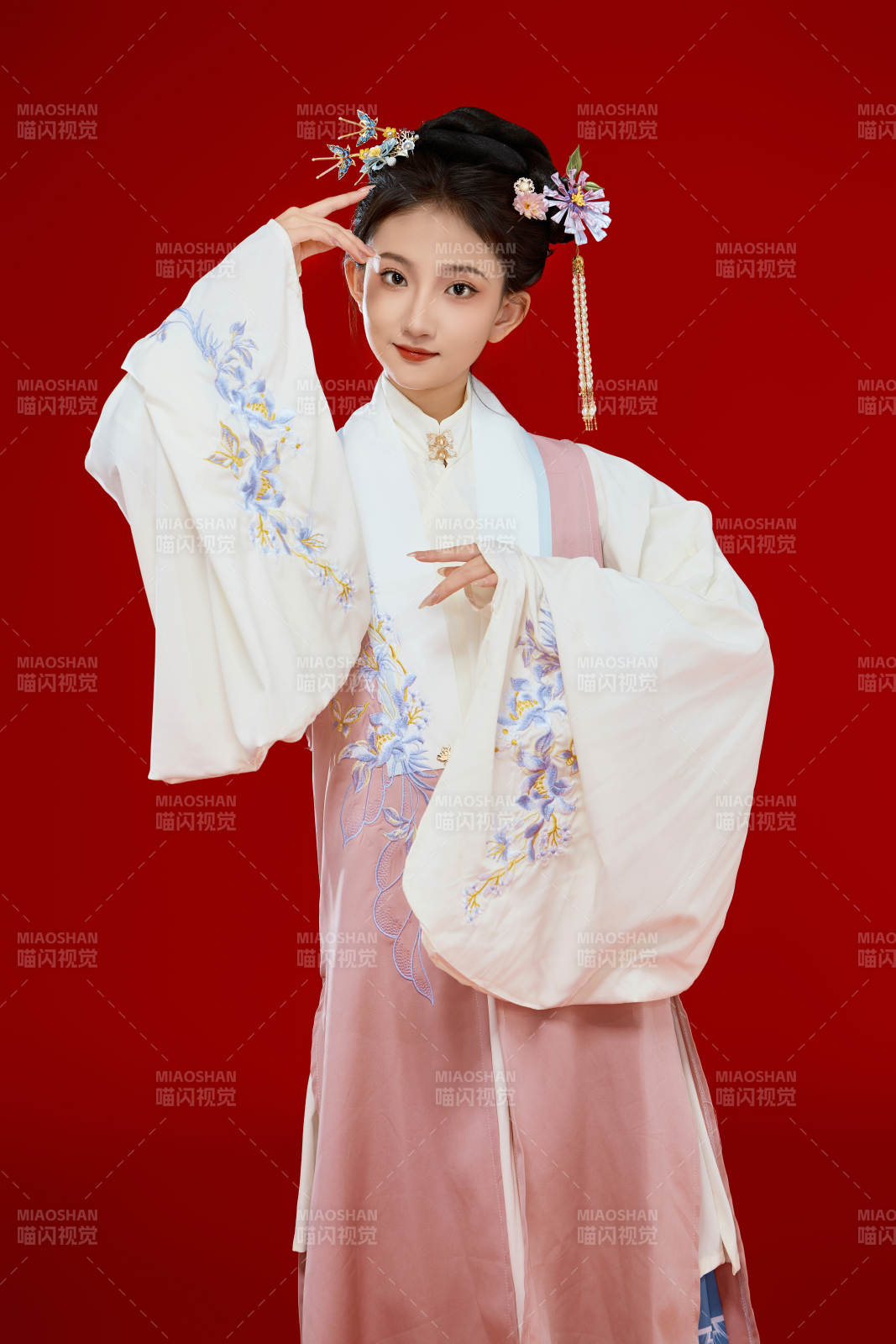 红色背景下穿着中国明朝明制汉服服饰的少女图片