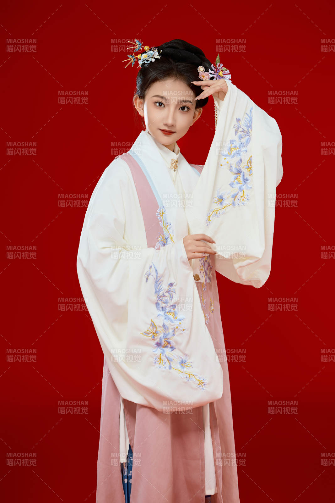 红色背景下穿着中国明朝明制汉服服饰的少女图片