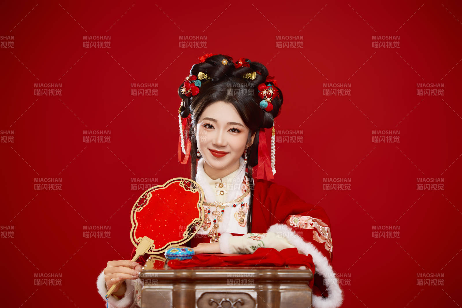 喜庆红色背景下身穿中国汉服的年轻女性图片