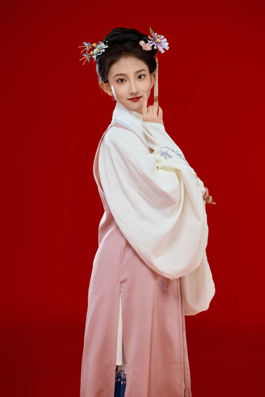红色背景下穿着中国明朝明制汉服服饰的少女图片