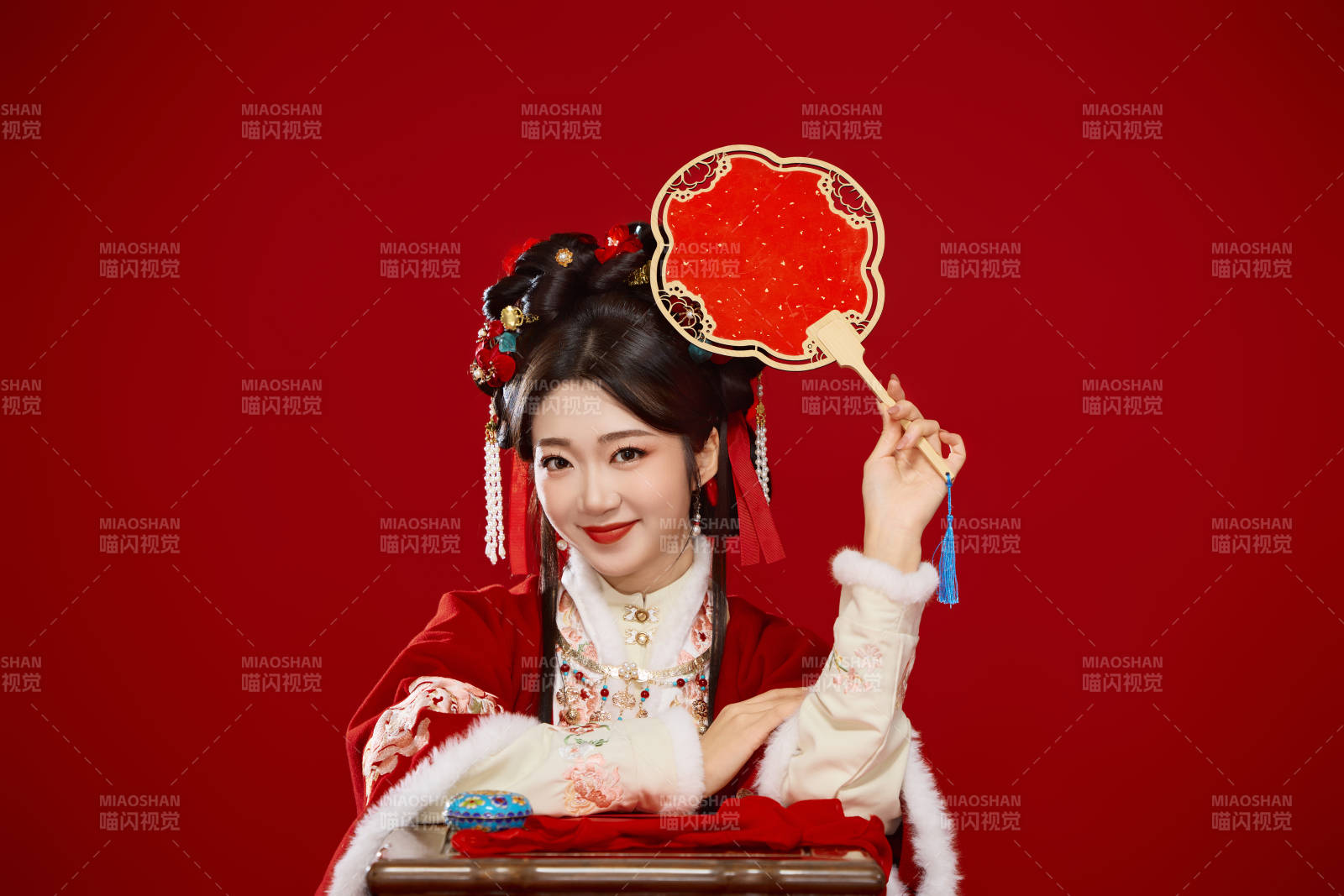 喜庆红色背景下身穿中国汉服的年轻女性图片